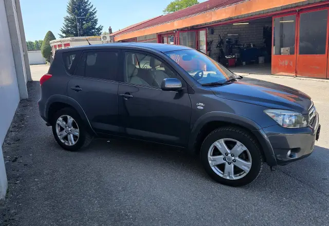 TOYOTA RAV4 2.2 D4D CP — zdjęcie pojazdu z aukcji